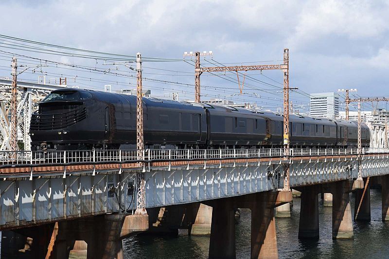 [写真]ベールに包まれたまま走行するトワイライトエクスプレス瑞風＝11月、大阪市内で。撮影：伊原薫