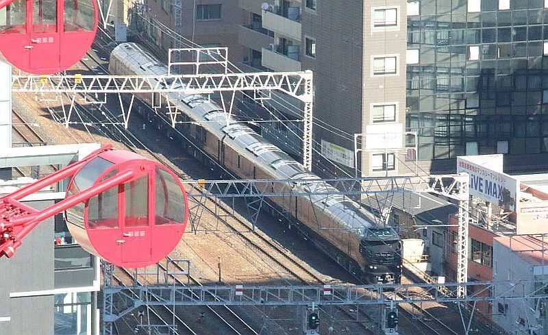 [写真]試運転を行うトワイライトエクスプレス瑞風=今年11月、大阪市北区で　撮影：柳曽文隆