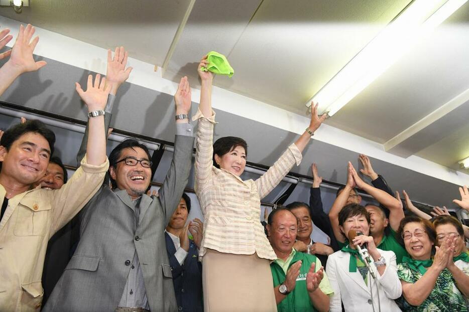 [写真]今夏の東京都知事選で当選した小池百合子知事（中央）（アフロ）