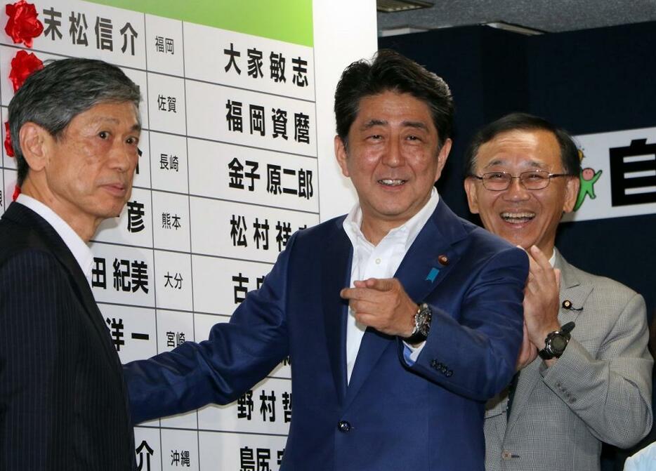 [写真]参院選で与党は改選過半数を確保。笑顔を見せる安倍首相（中央）（アフロ）