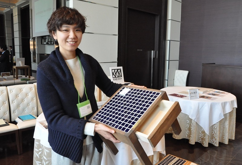[写真]シンプルハウスの石村麻子さんが提案しているのは、リノベーションで余ったタイルなどで手作りされた家具。資源を大切にするリノベーションの心地よさが伝わってくる