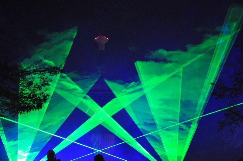 [写真]音楽とレーザー光線の幻想的ショーにうっとり＝大阪市鶴見区の花博記念公園鶴見緑地