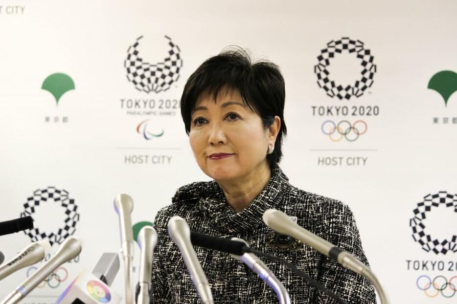 [写真]五輪会場見直しで有明アリーナ新設案で決定したこと表明する小池百合子都知事