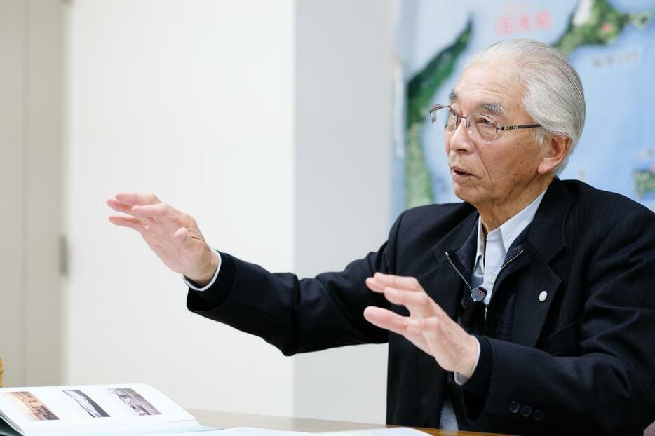 次世代へ語り継ぐ必要性を訴える河田さん＝16年11月、撮影：山本宏樹/deltaphoto