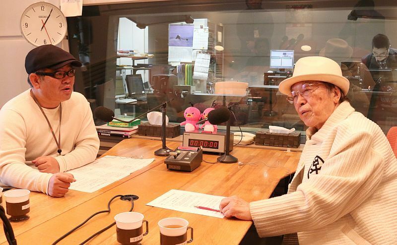 [写真]元日の特番収録に臨む浜村淳（右）と兵動大樹=大阪市福島区のABC朝日放送ラジオのスタジオで