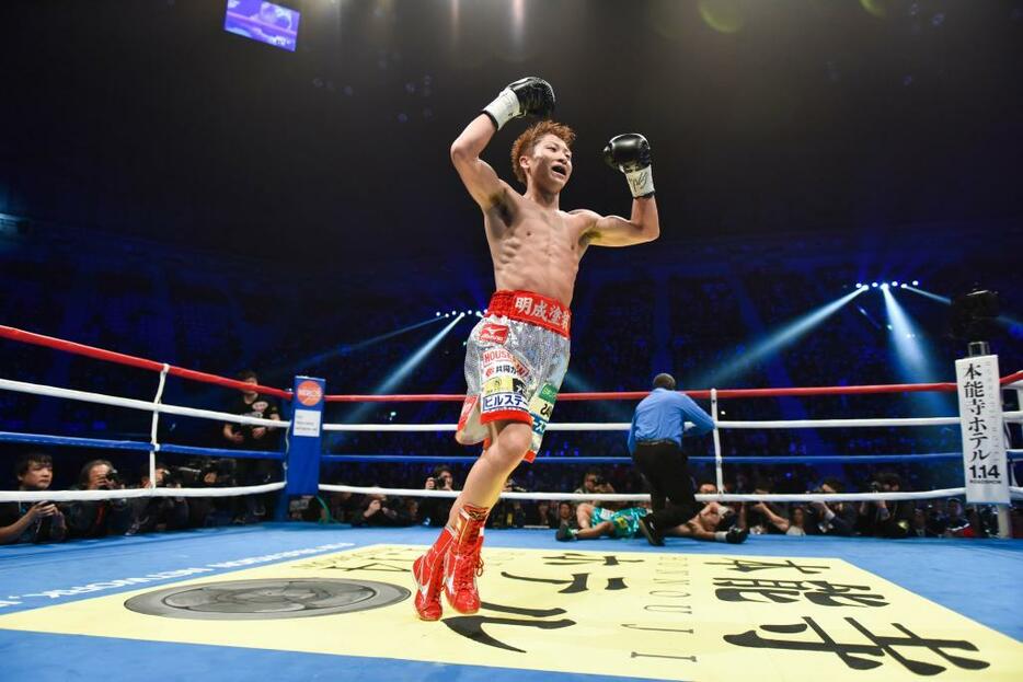 井上尚弥は6回TKOで日本人対決を制してV4に成功。写真・山口裕朗