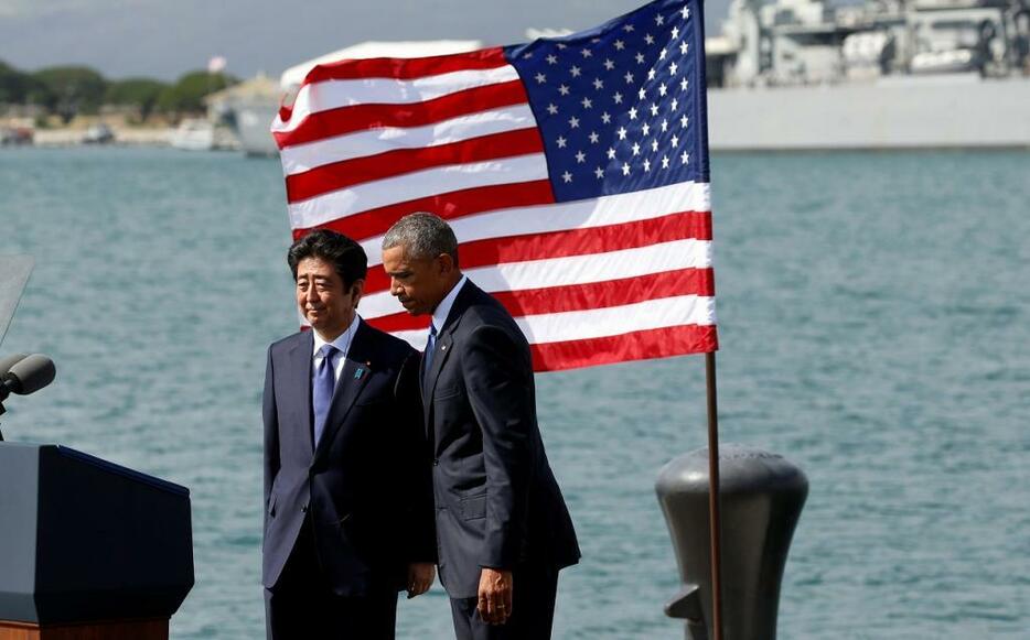 [写真]ハワイの真珠湾を訪問した安倍首相（左）とオバマ大統領（ロイター/アフロ）