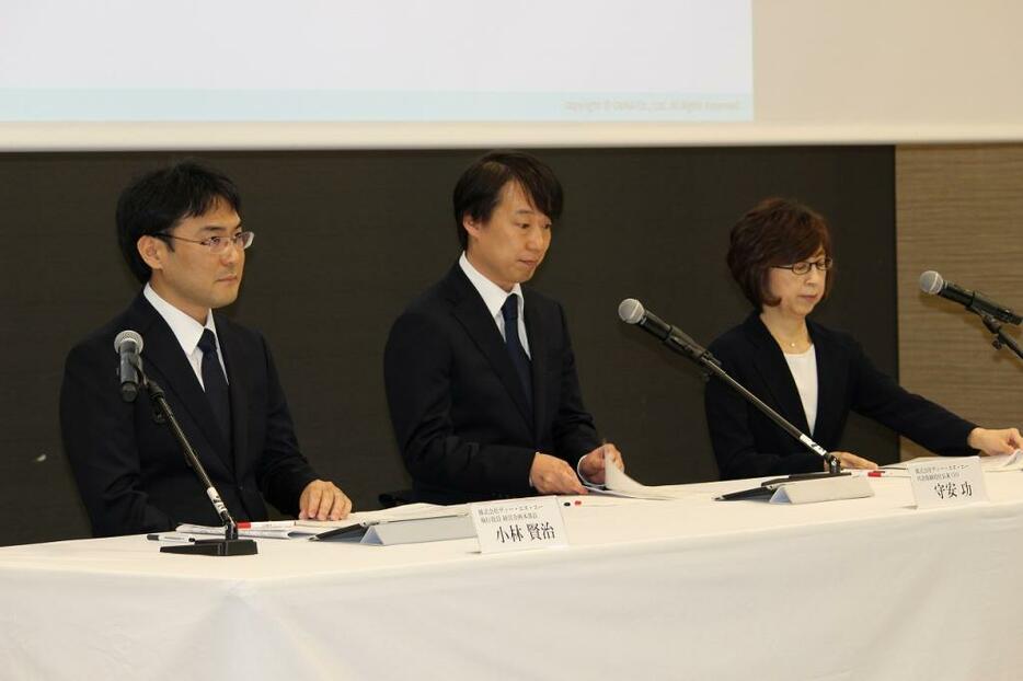 [写真]7日の会見には急きょ南場智子会長（右端）も出席した