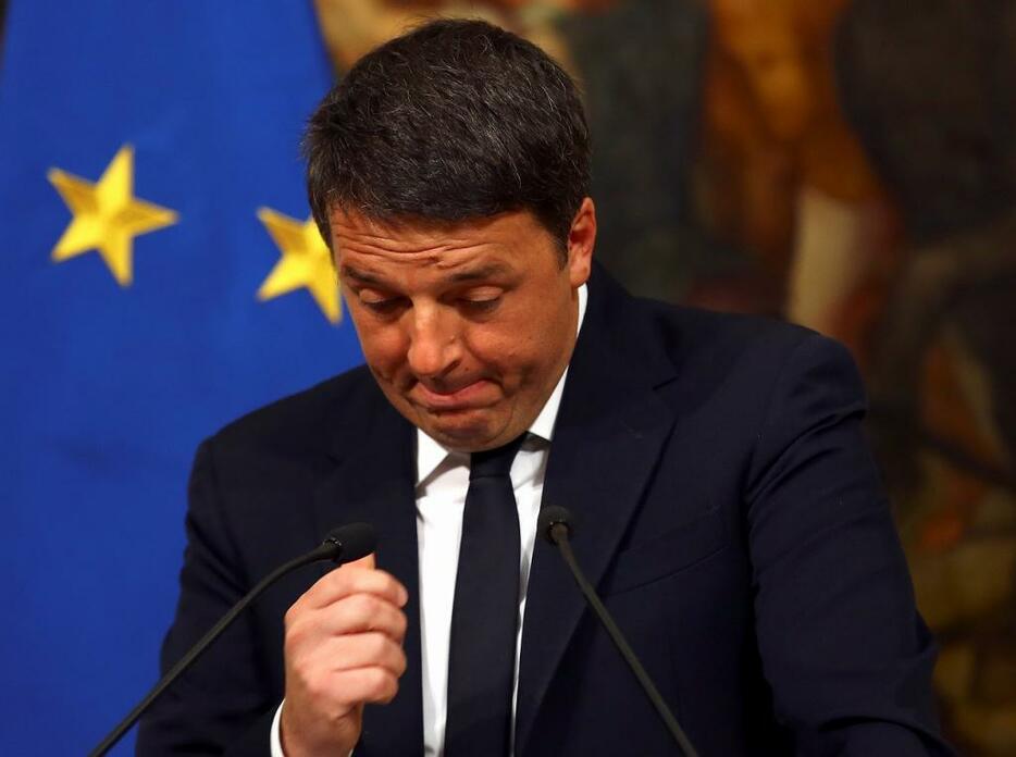 [写真]国民投票の否決を受けて辞任を表明するイタリアのレンツィ首相（ロイター/アフロ）