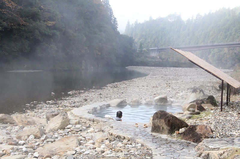 [写真]川湯温泉にある露天風呂。旅の疲れを癒してくれる