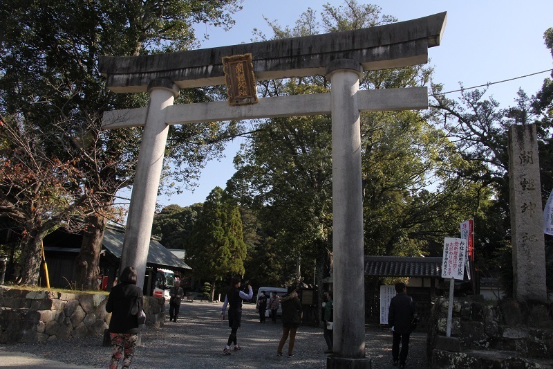 [写真]世界遺産に追加登録された「闘鶏（とうけい）神社」は、市街地にある