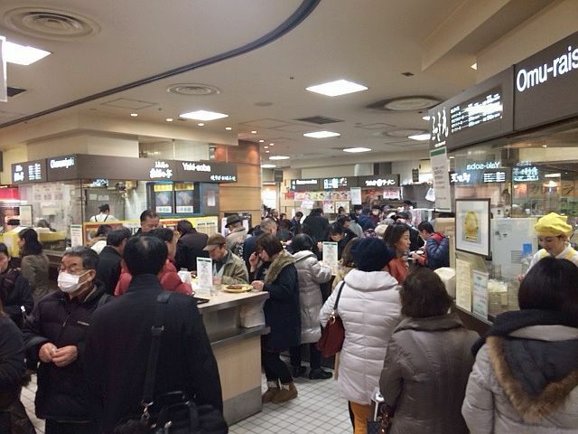 [写真]にぎわいをみせていた以前のスナックパーク=2015年2月、大阪市北区で（撮影：柳曽文隆）