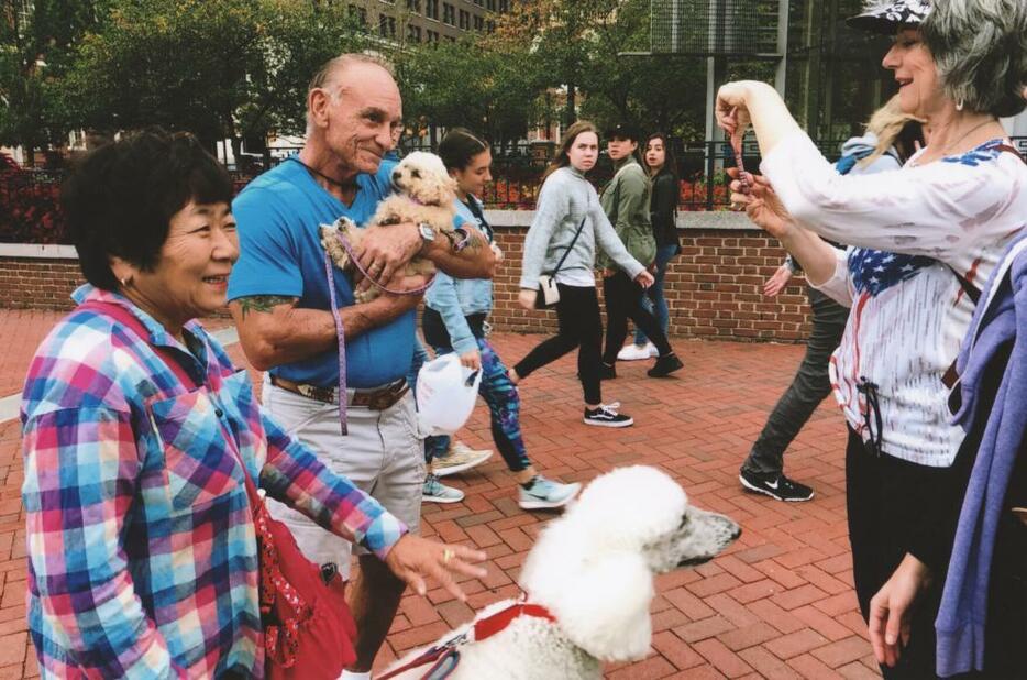 [写真]ダンディとミミと一緒に記念写真を撮る人が続出（小川丈三さん提供）