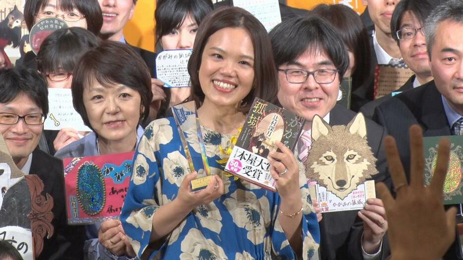 [画像]本屋大賞に選ばれた『かがみの孤城』作者の辻村深月氏（中央）。受賞後には書店員達と記念撮影