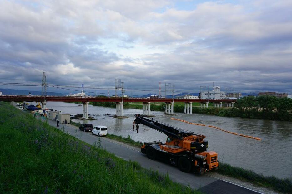 [写真]線路異常が発生した近鉄南大阪線の「大和川橋梁」=25日午後5時ごろ、大阪市東住吉区で(撮影：岡本ゆか)