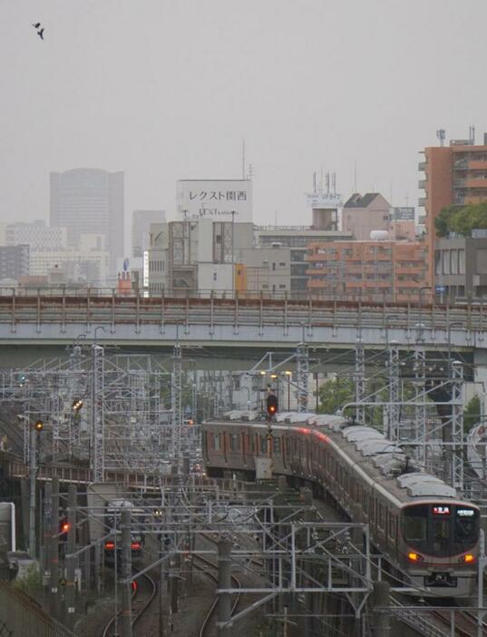 [写真]黄砂の影響で遠くのビルがかすんで見える＝16日午後6時ごろ、大阪市天王寺区で（撮影：柳曽文隆）