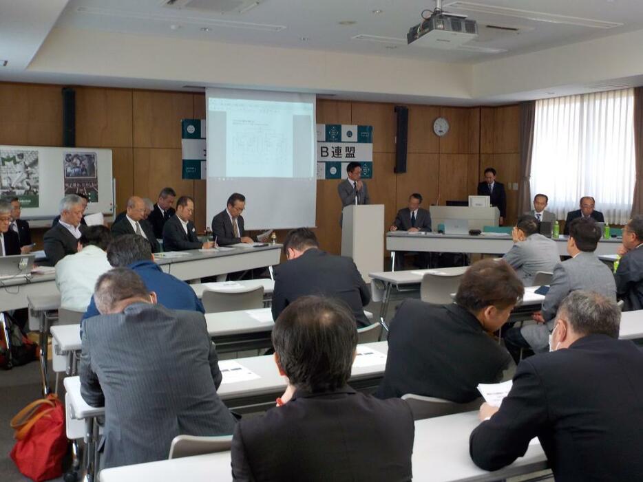 [写真]長野大会開催を決めたOB連盟（3月31日、長野県松本市）