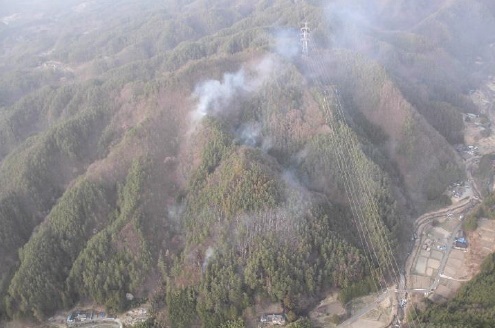 [写真]4月2日発生の飯田市の林野火災（写真提供：長野県）