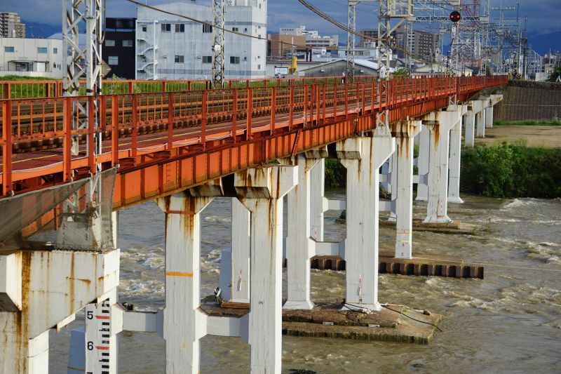 [写真]橋脚が傾きが確認された大和川橋梁=25日午後、大阪市東住吉区で