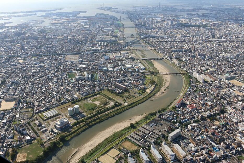 [写真]大阪府堺市堺区と大阪市住吉区の境界付近から大阪湾方面を写す＝2017年10月、撮影：柳曽文隆