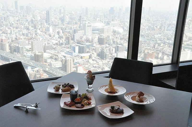 [写真]最上階51階ビュッフェの料理。窓の外には地上200メートルの展望が広がる＝大阪市港区弁天（撮影：岡村雅之）