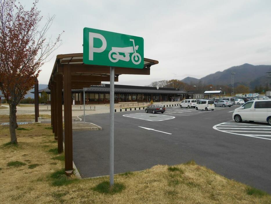 [写真]やや寂しい最近のSAのバイク駐車場。にぎわいが期待されている（17日・長野道で）