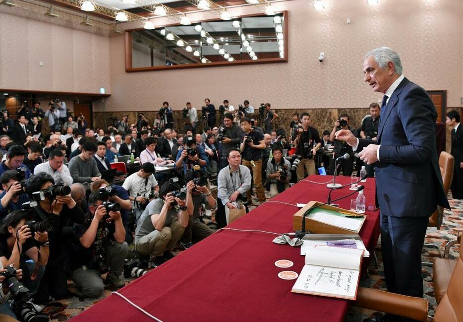 解任されたハリルホジッチ前代表監督の反論会見には多くのメディアがつめかけた（写真・アフロ）