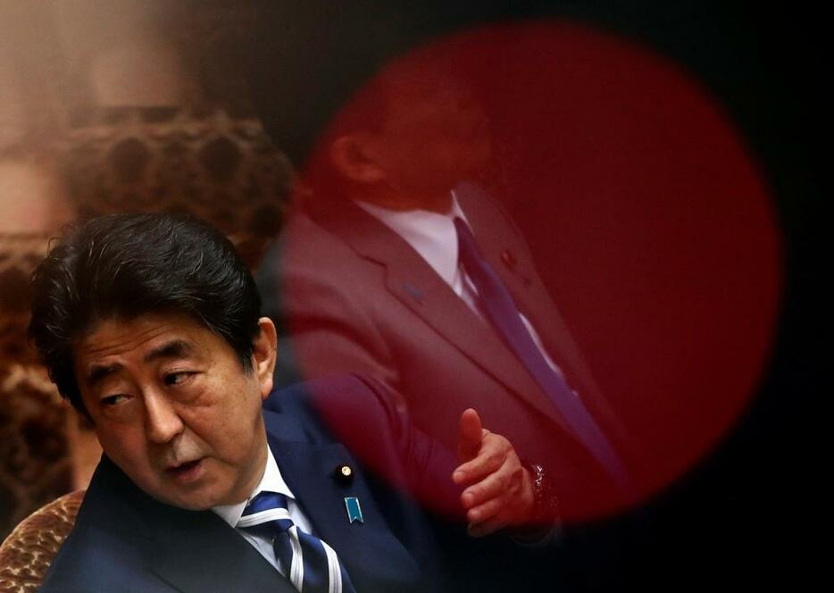 [写真]森友・加計学園をめぐる問題では、官僚が過度に政治家の方を見る土壌を懸念する声がある（ロイター/アフロ）