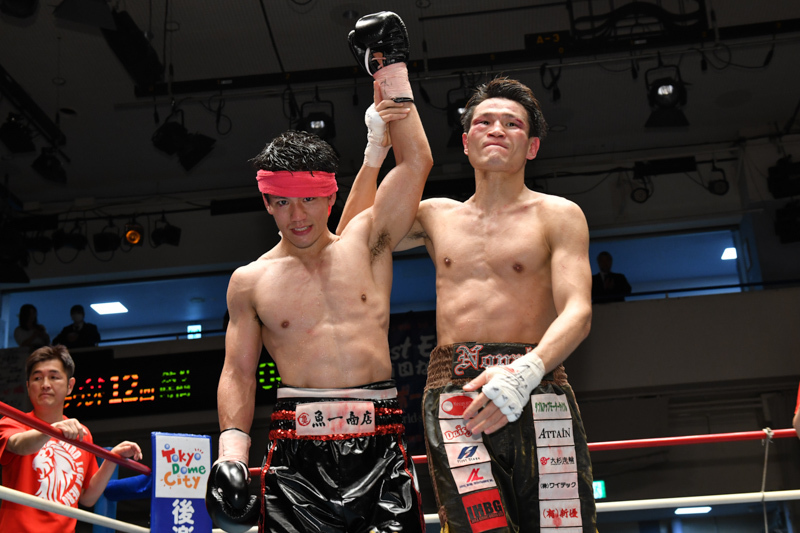 IBF世界Sウェルター級2位決定戦に勝った井上岳志（左）を40歳の野中悠樹（右）が称えた（写真・山口裕朗）