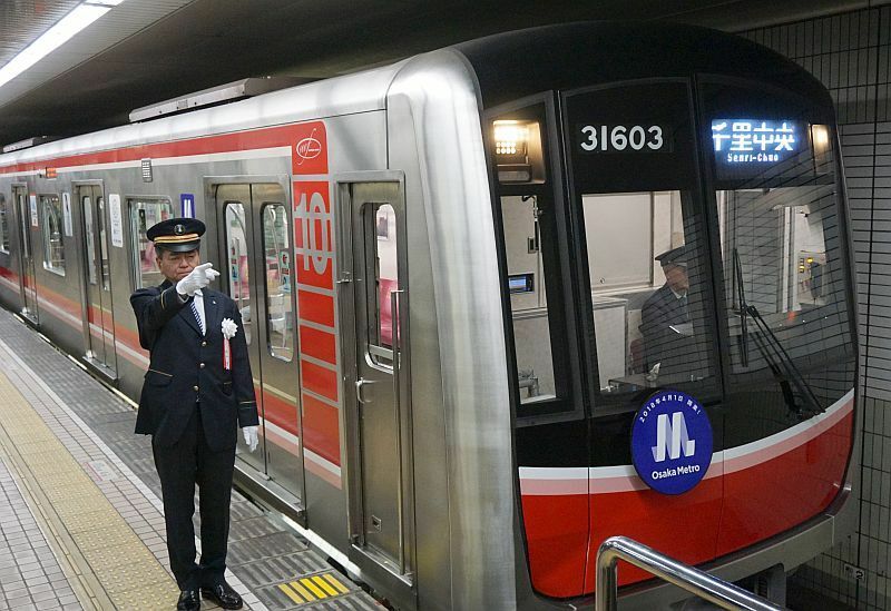 [写真]大阪市営地下鉄は「Osaka Metro」として新たなスタートを切った＝1日午前5時すぎ、大阪府堺市のなかもず駅で（撮影：柳曽文隆）