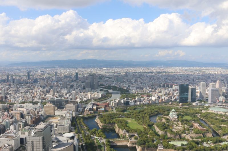 [写真]大阪城周辺の写真。右下に大阪城天守閣、その上に大阪ビジネスパークが写る＝2017年10月、大阪市中央区で（撮影：柳曽文隆）