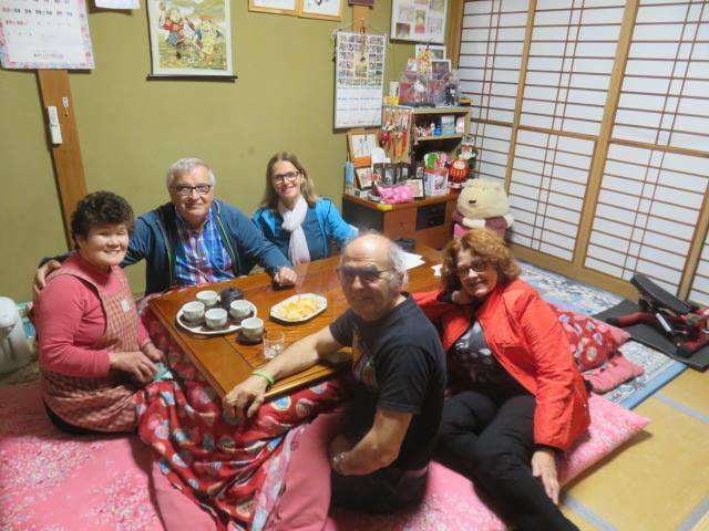 [写真]日本の家庭を体験するカナダ人一行（せいしゅん村のFBから）