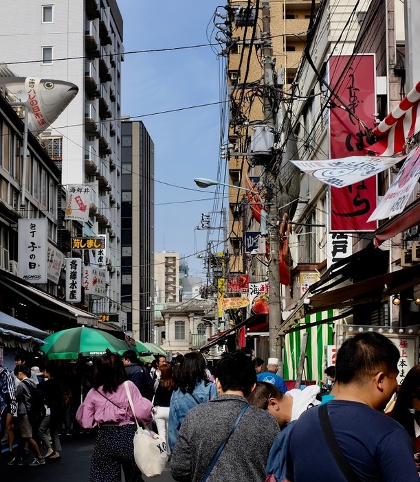 場外市場、正面に本願寺が見える