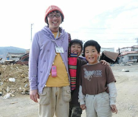 犬飼ともさんと被災地の子供たち（犬飼さん提供）