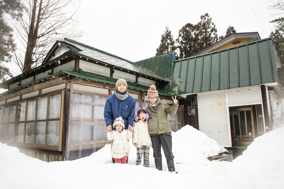 夫婦と山麓で育つ娘たち。大自然で育つ娘たちがどんなふうに成長するのか楽しみで仕方がないと笑みがこぼれる　写真：佐藤慧