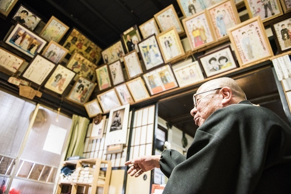 若松寺には全国の遺族から絵馬の奉納の依頼が来る。壁に並ぶ絵馬にはそれぞれ遺族の思いが込められている。　写真：佐藤慧