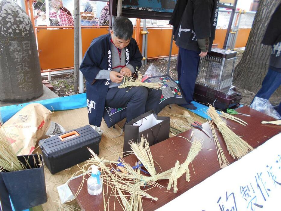 [写真]神社境内では、わら駒作りの実演も