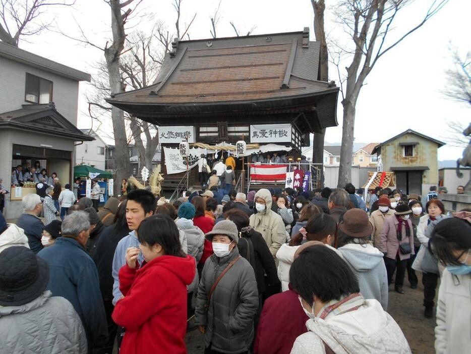 [写真]わら駒のくじ引きに詰めかけた参拝者