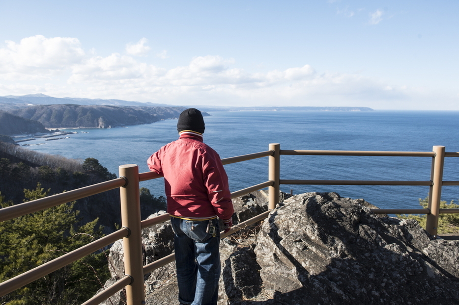 大好きな海を眺める「今日の景色は最高だ」　写真：佐藤慧