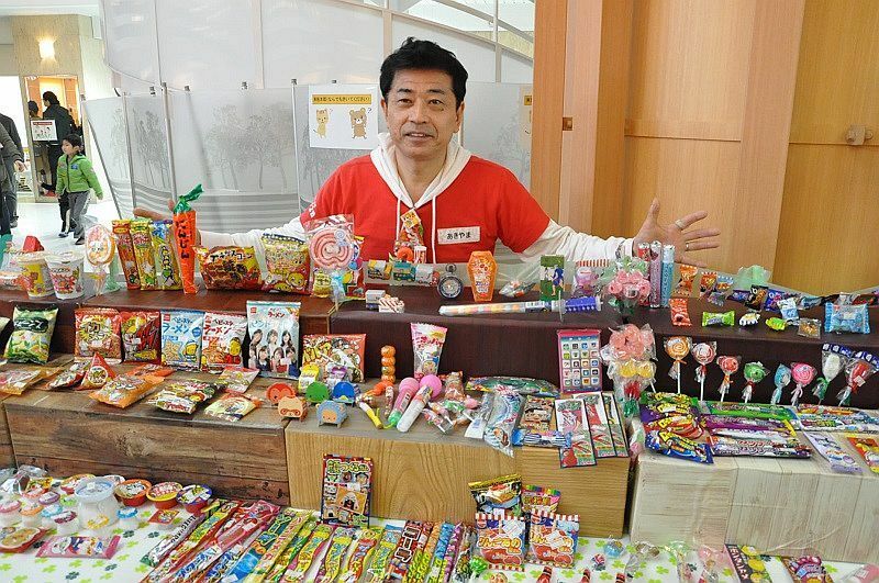 [写真]駄菓子の素晴らしさを発信すると語る秋山秀行さん