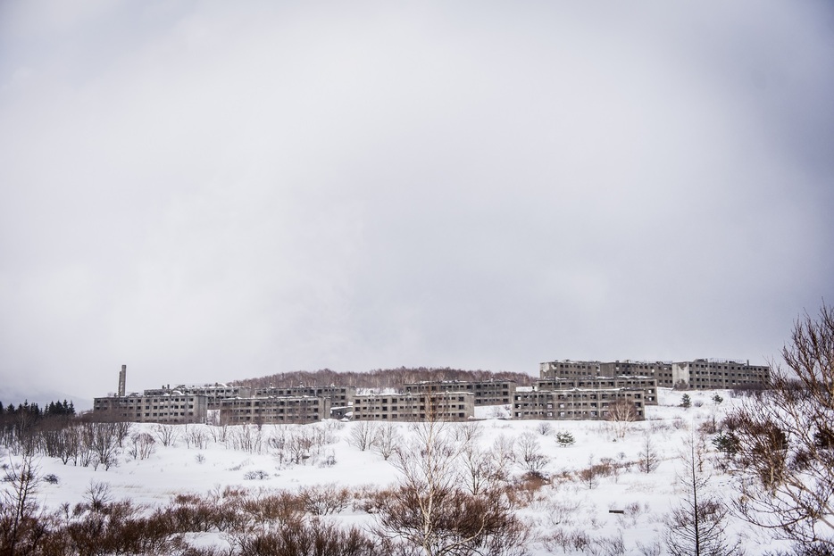 スキーエリアから見渡せる松尾鉱山跡地のアパート廃墟群　写真：佐藤慧