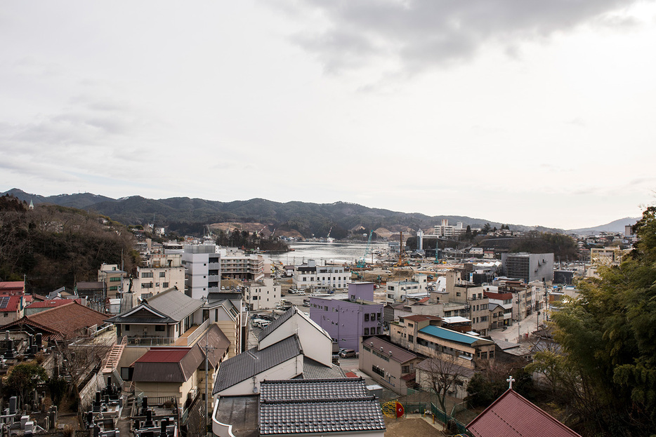 まちの背後の青龍寺墓地の高台から　写真：佐藤慧