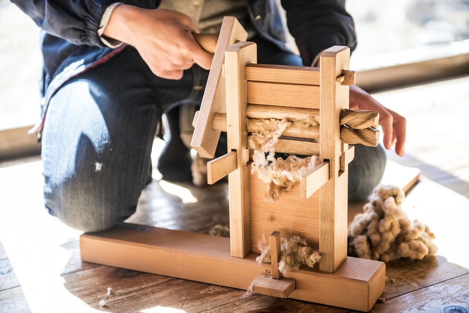 「綿繰り機」綿実から種を取り出すための道具。糸紡ぎなどのものづくり体験も行っている。　写真：佐藤慧