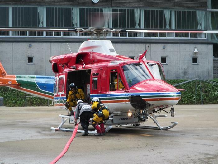 [写真]山林火災訓練に取り組んでいたかつての長野県防災ヘリ（長野県のホームページから）