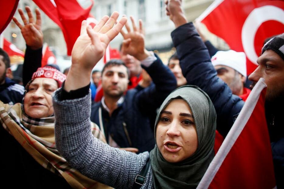 [写真]オランダ政府の対応に抗議するトルコ人ら（ロイター/アフロ）