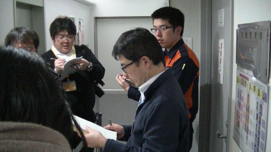 [写真]救助態勢を説明する対策本部の職員（6日午前5時すぎ長野県庁）