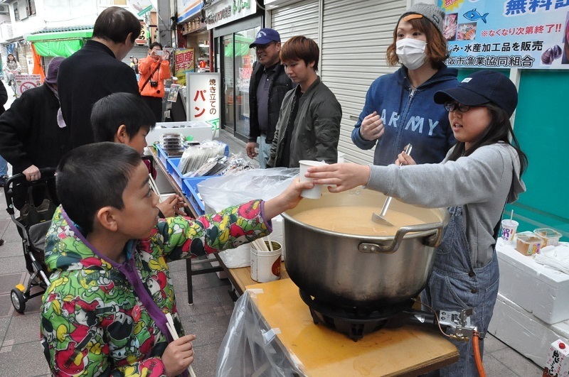 [写真]しじみ汁の試食会。地元の淀川で獲れるしじみはコクがあって美味しい＝大阪市西淀川区のサンリバー柏里商店街