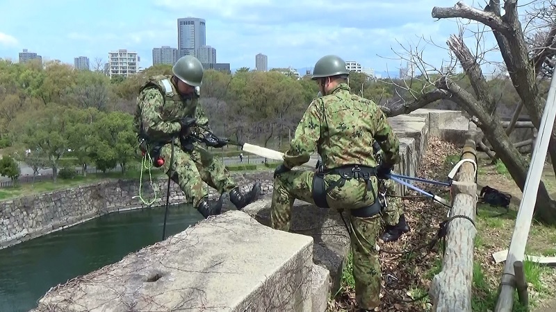 [写真]自衛隊員による石垣降下訓練。降下開始の瞬間＝大阪市中央区の大阪城公園