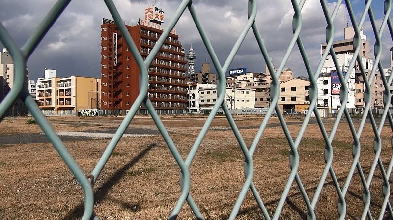 [写真]新今宮駅前の土地から通天閣方面を望む