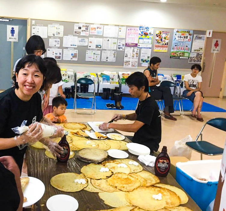 [写真]南三陸町歌津地区の仮設集会場でのクレープ作り